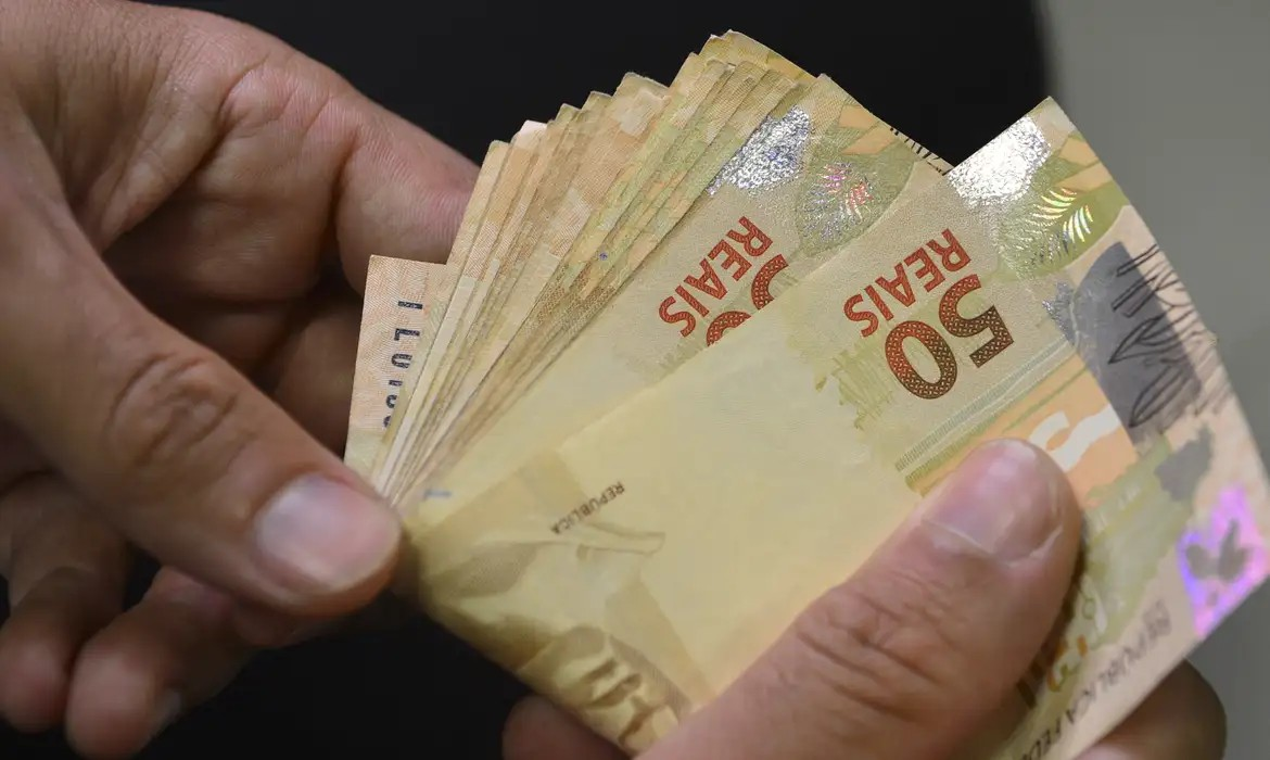 Mais da metade dos brasileiros está inadimplente, aponta levantamento da Serasa