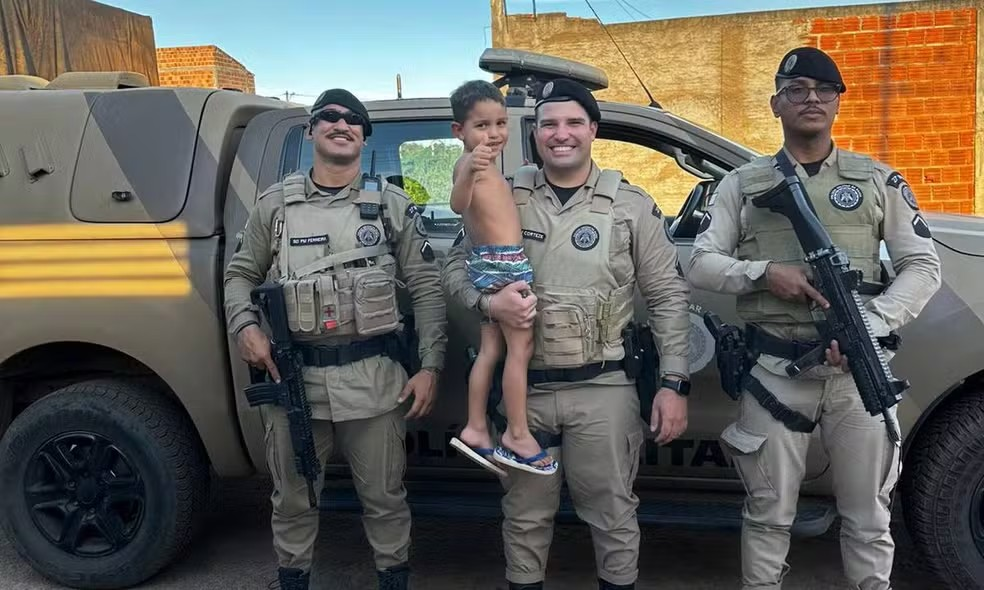 Menino é resgatado por policiais após prender cabeça em roda de carreta no oeste da Bahia